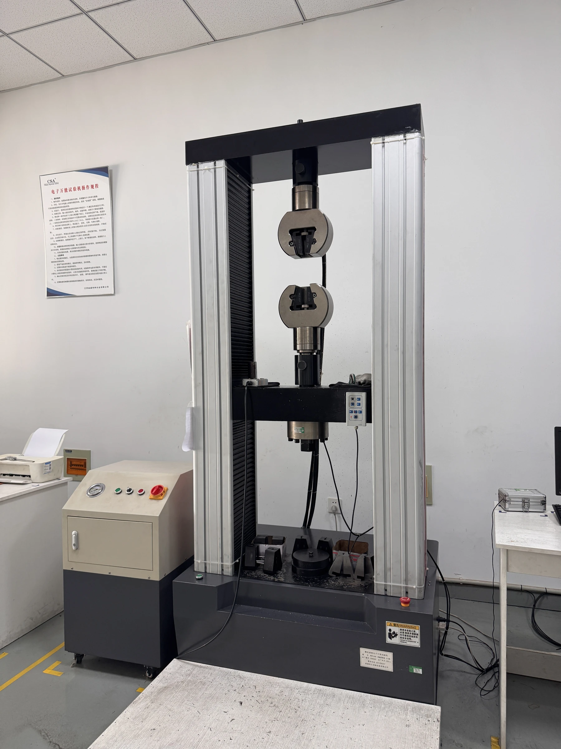 Universal testing machine in a partner laboratory